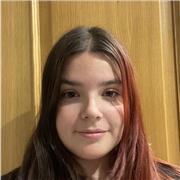 Profesora de inglés imparte clase para personas de cualquier edad